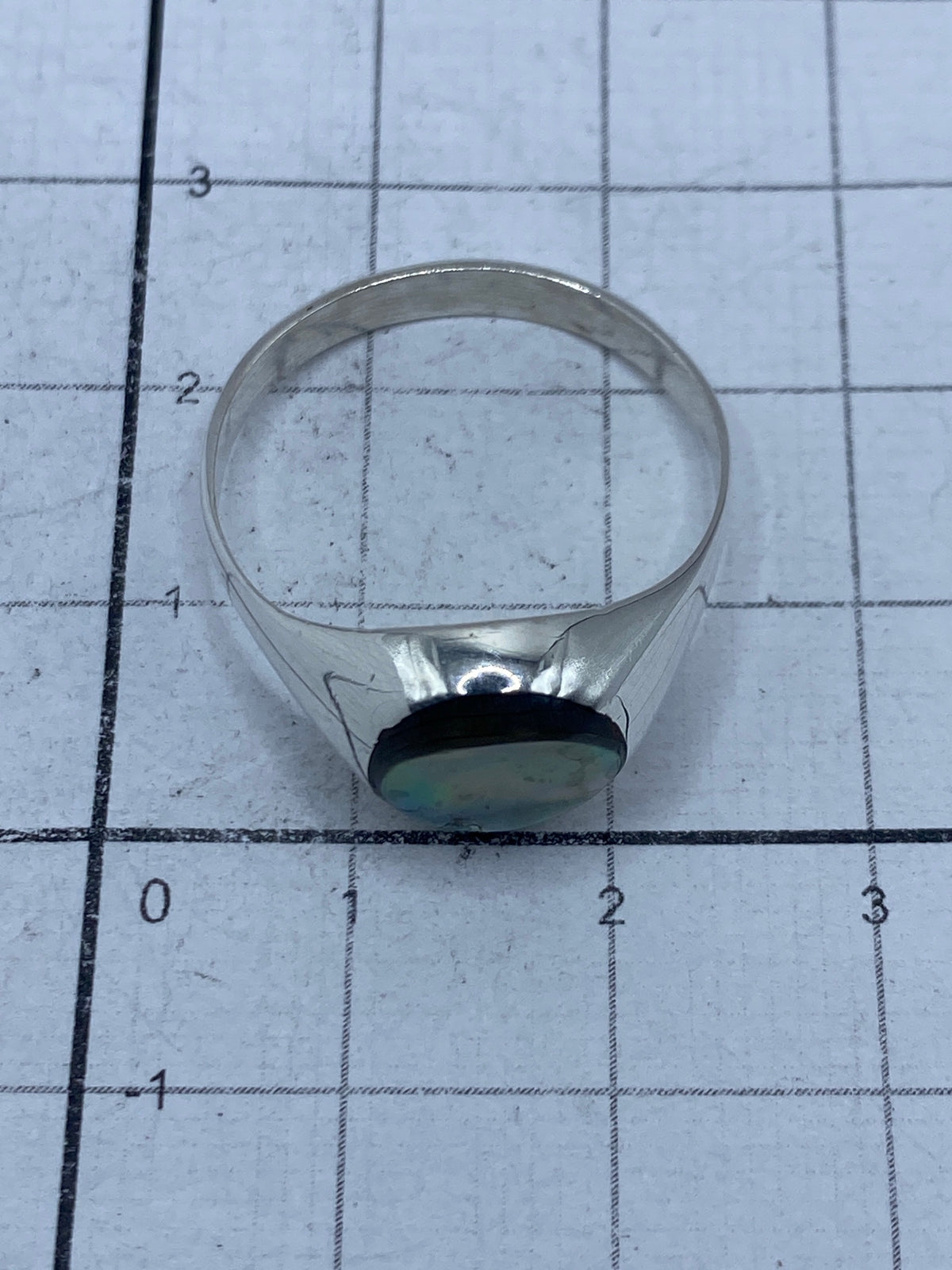 Anillo sobre fondo blanco mostrando el Quinto 925 y el acabado pulido