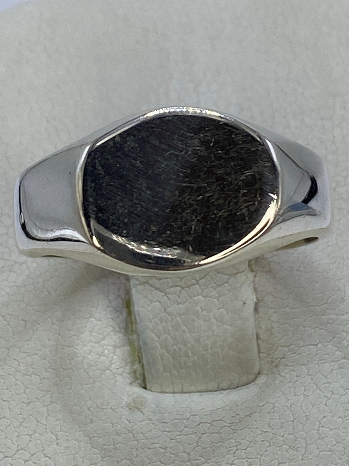 Detalle lateral del anillo de repujado de Taxco mostrando la profundidad del trabajo a mano