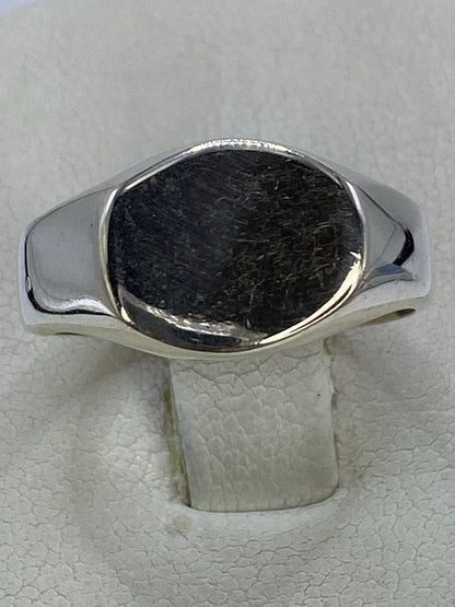 Detalle lateral del anillo de repujado de Taxco mostrando la profundidad del trabajo a mano