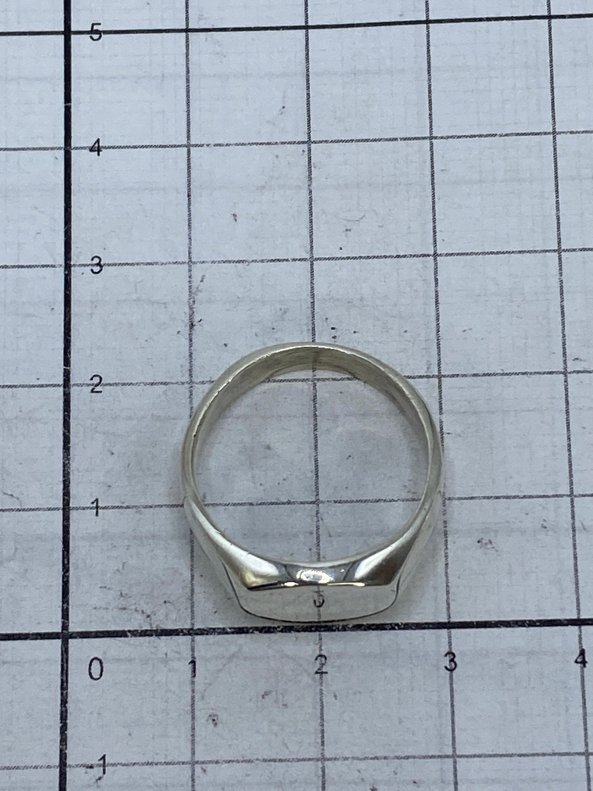 Anillo sobre fondo blanco exhibiendo el Quinto 925 en el interior