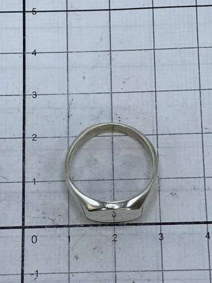 Anillo sobre fondo blanco exhibiendo el Quinto 925 en el interior