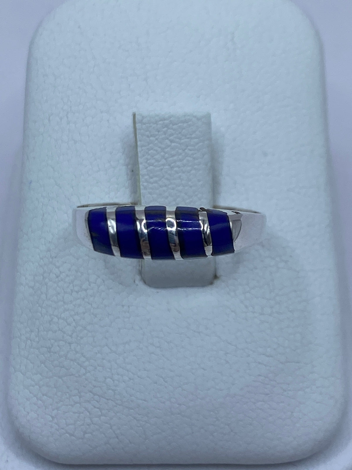 Anillo de plata 925 con lapislázuli azul en bandas alternadas, vista frontal