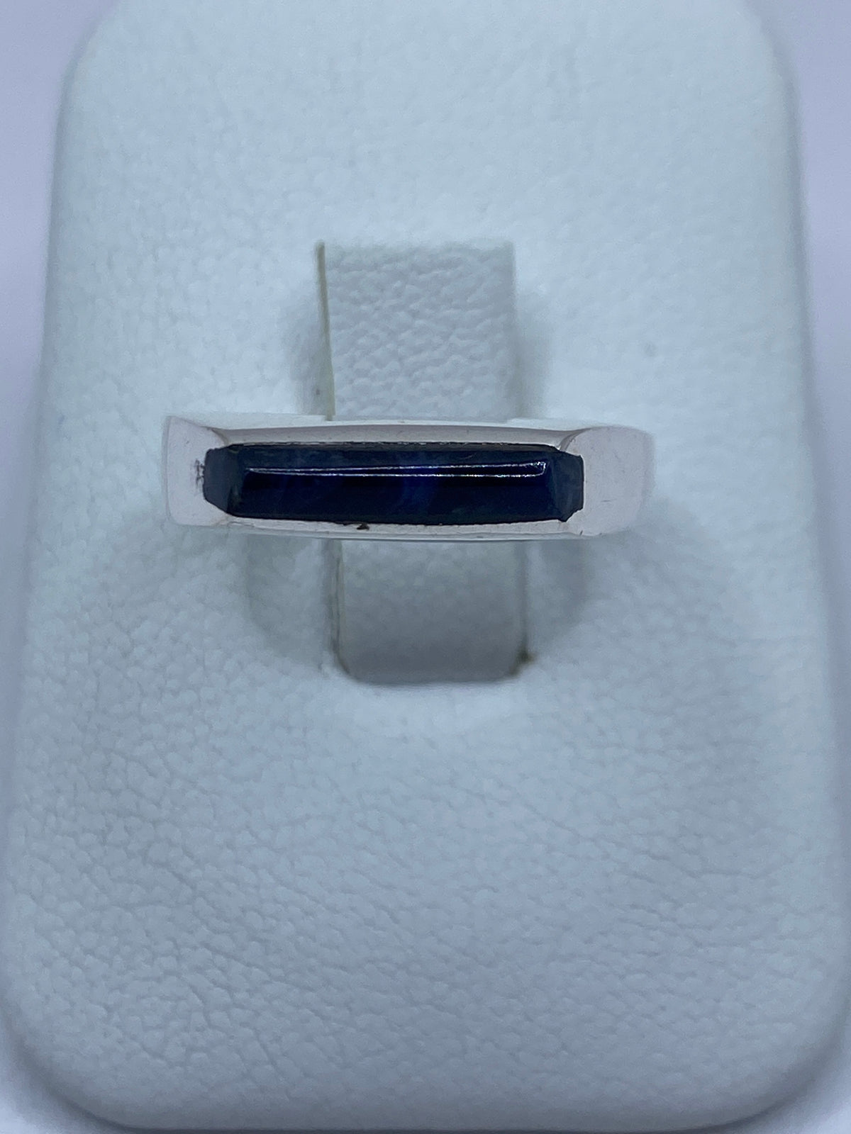 Anillo de plata con lapislazuli azul profundo sobre banda pulida