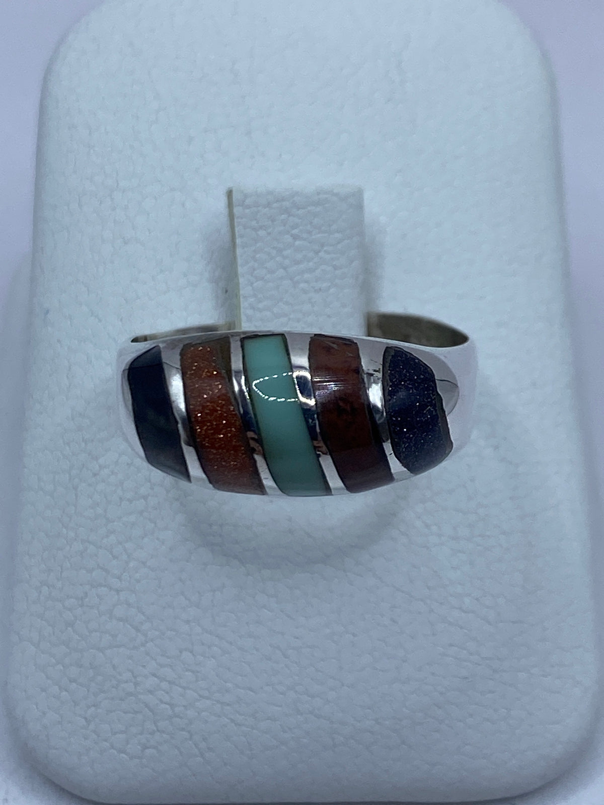 Anillo de plata con turquesa azul cielo y ónix negro engastados, visto desde arriba
