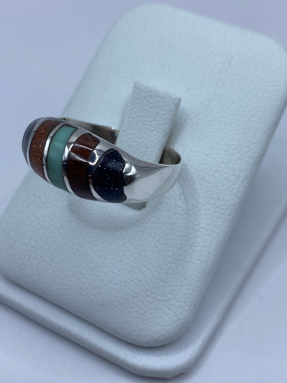 Anillo en la mano mostrando el contraste entre turquesa y ónix