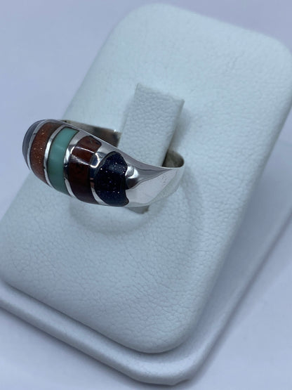 Anillo en la mano mostrando el contraste entre turquesa y ónix