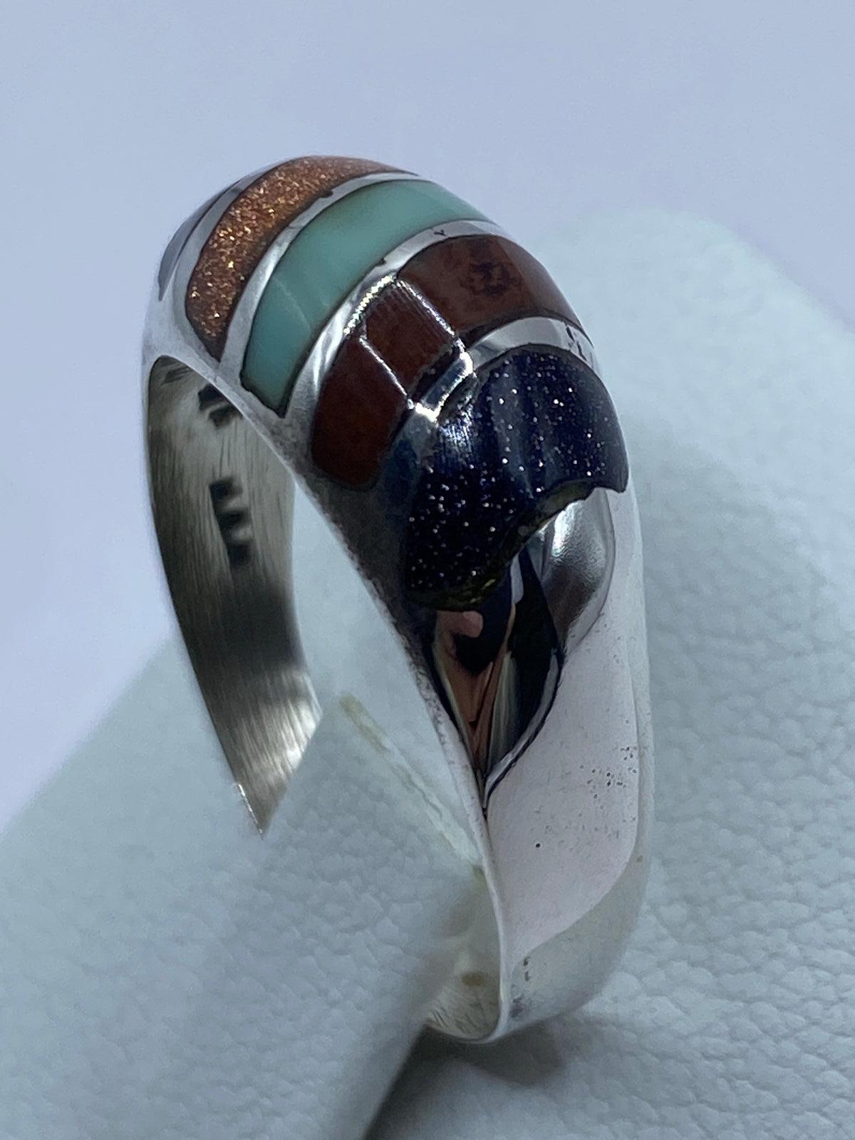 Detalle lateral del anillo con piedras incrustadas en plata 925