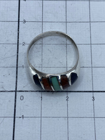 Anillo sobre papel milimetrado con sello de plata 925 visible en el interior