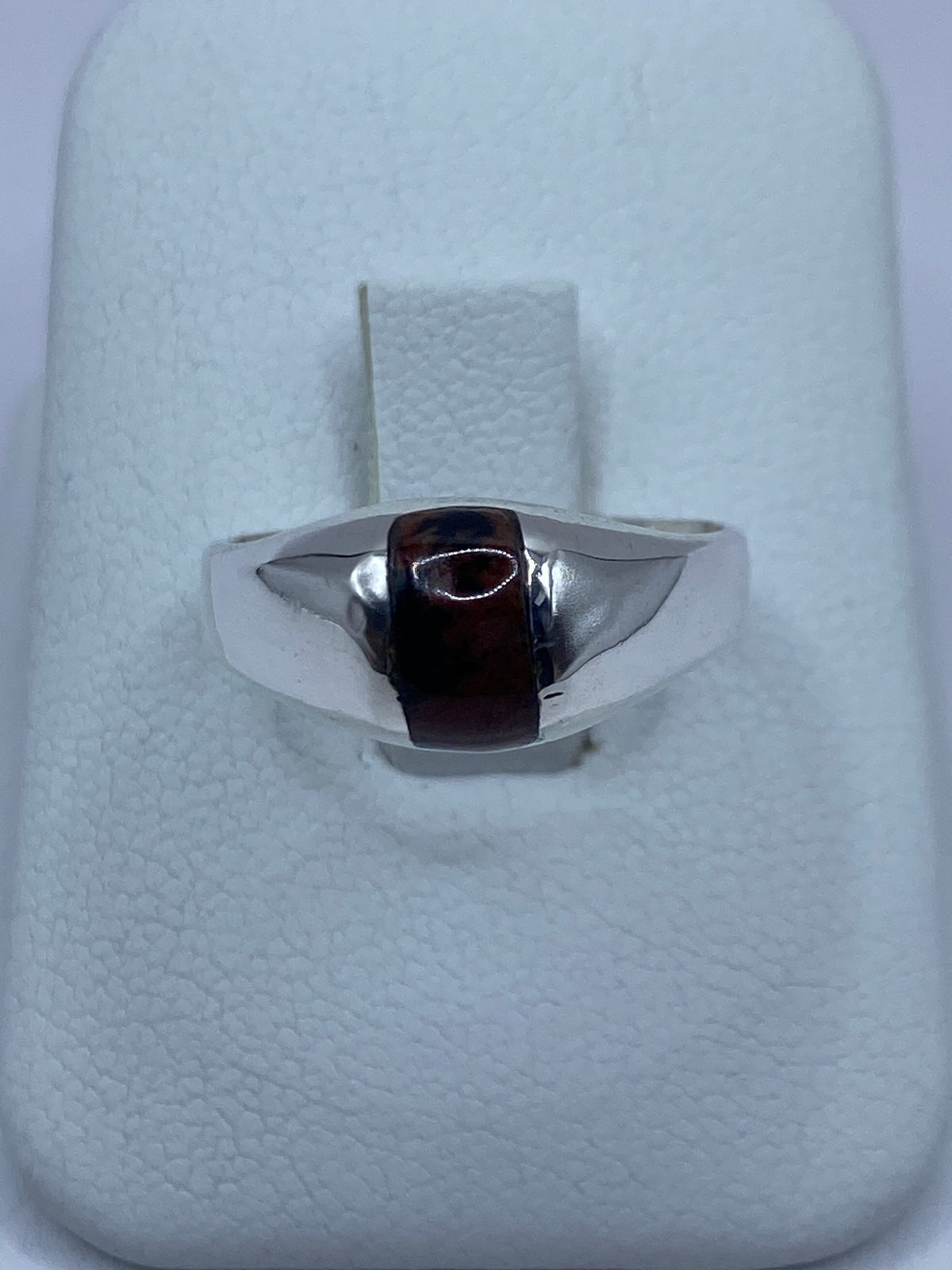 Anillo de plata 925 con piedra café en engaste a mano, vista frontal
