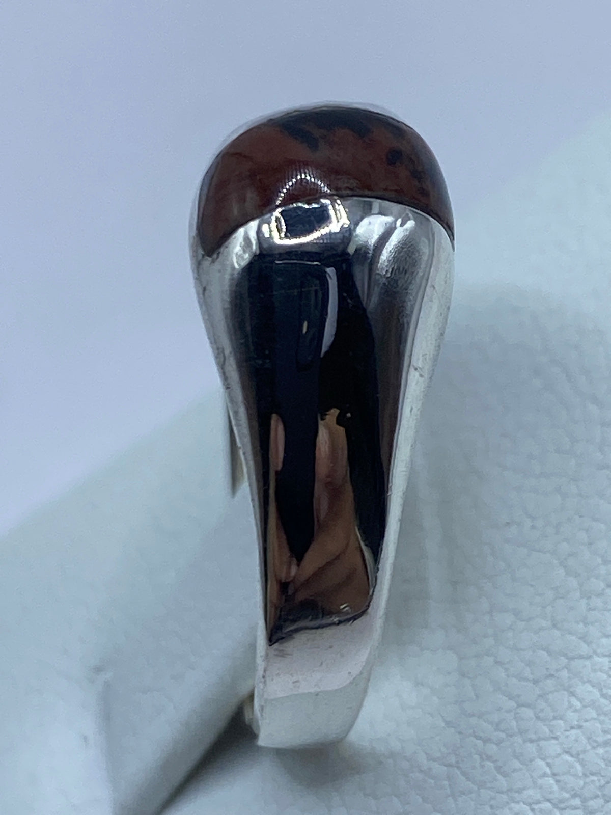 Detalle del engaste de piedra a mano en plata pura