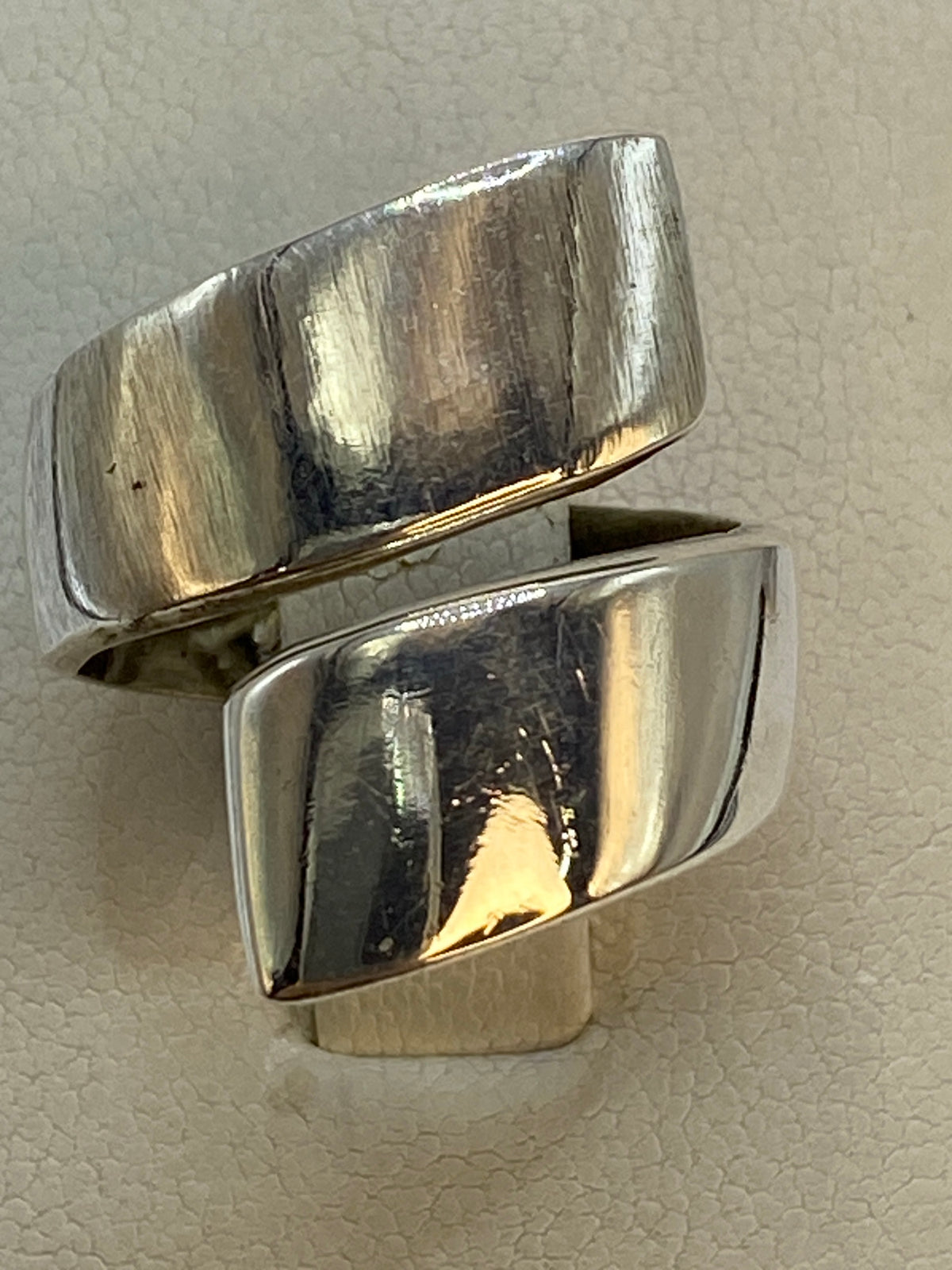 Anillo de plata 925 pulida en banda ancha en la mano de una mujer