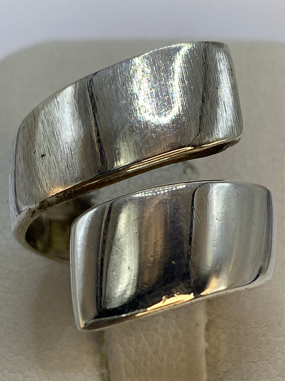 Detalle del acabado pulido brillante del anillo