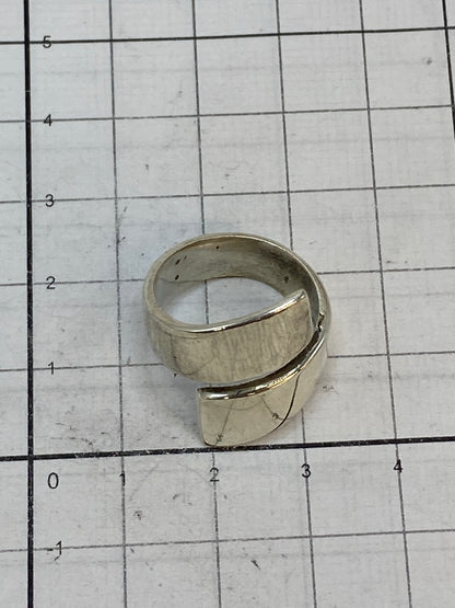 Anillo sobre fondo blanco mostrando el Quinto 925