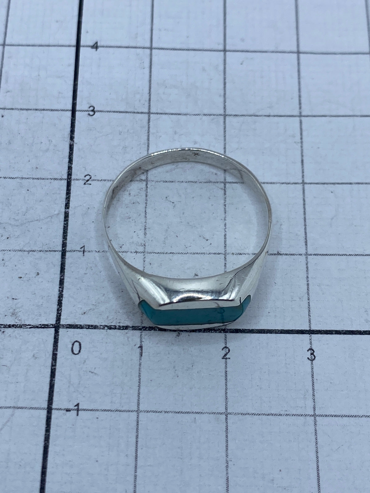 Anillo sobre fondo blanco mostrando el Quinto 925 y el peso de 4.1 gramos