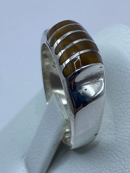 Anillo en dedo mostrando el reflejo natural del Ojo de Tigre bajo luz natural