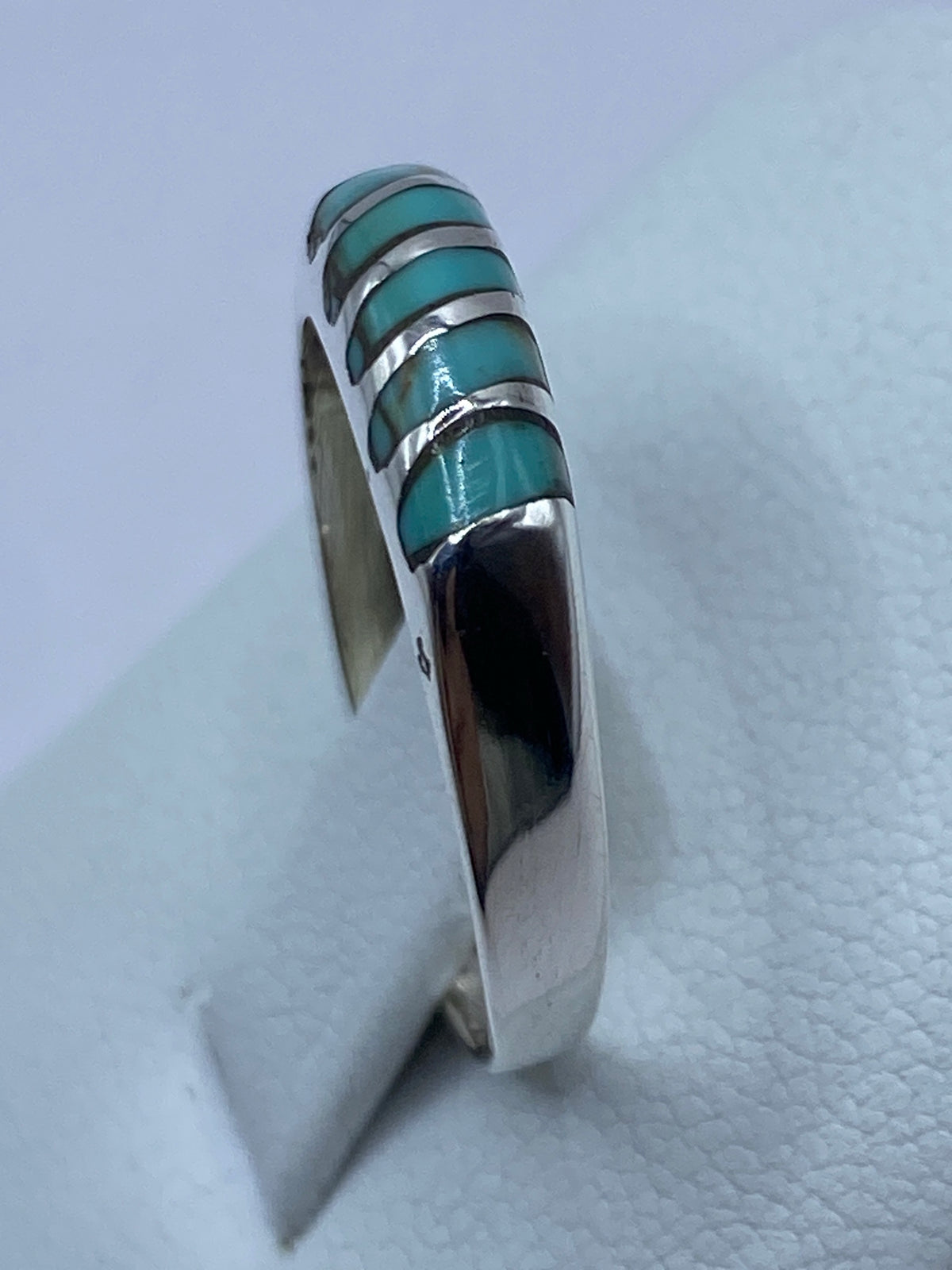 Detalle del anillo sobre escala métrica, mostrando proporción de la piedra