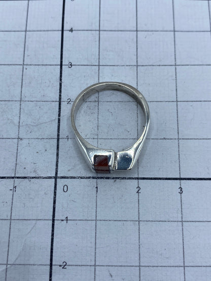 Anillo de perfil revelando la banda de plata pulida y la solidez del diseño