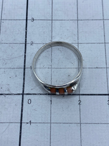Detalle del anillo sobre una regla métrica, mostrando el acabado pulido de la plata