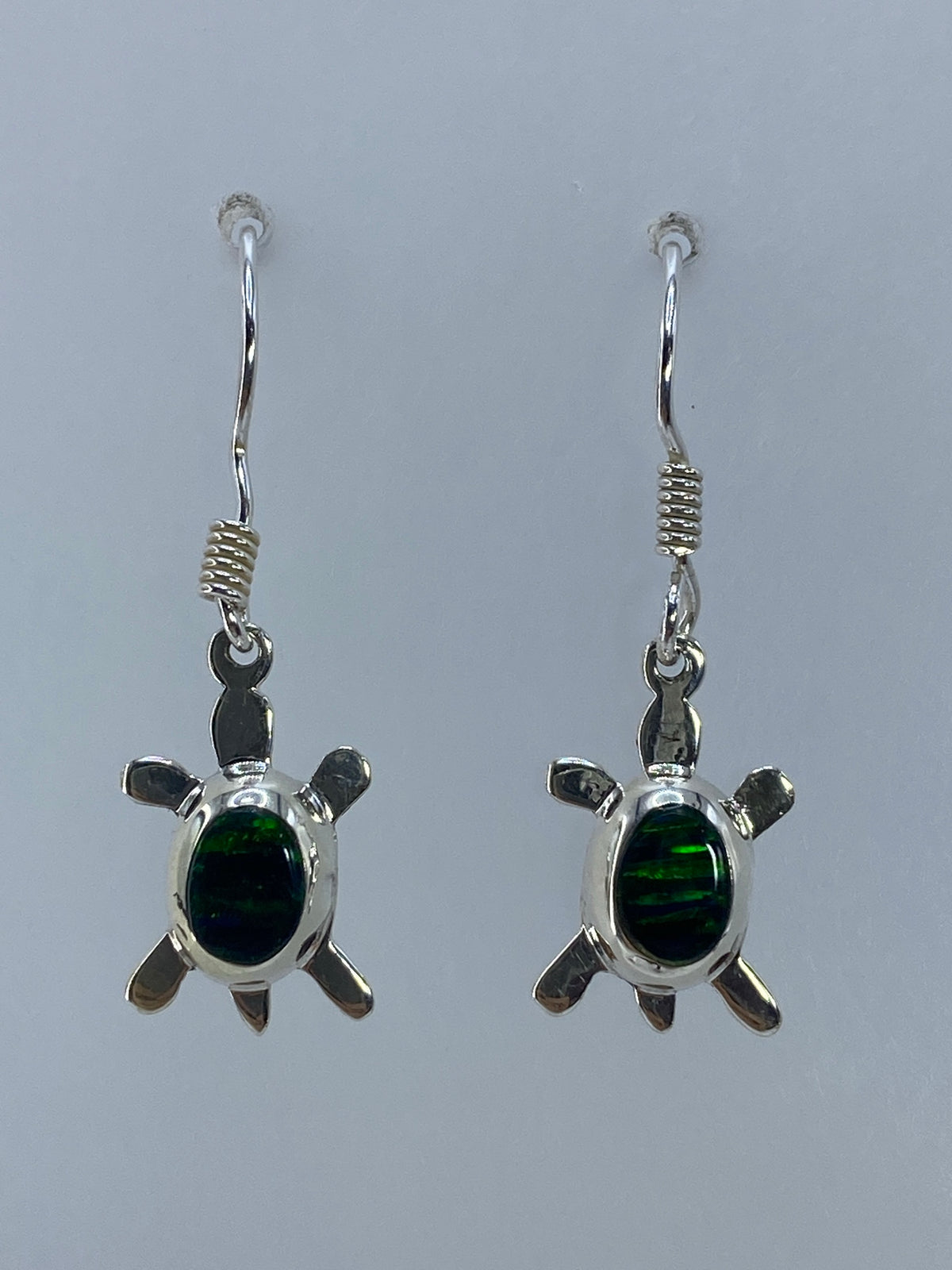 Aretes de plata 925 con piedra verde natural engastada, vista frontal y lateral