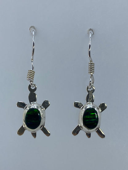 Aretes de plata 925 con piedra verde natural engastada, vista frontal y lateral