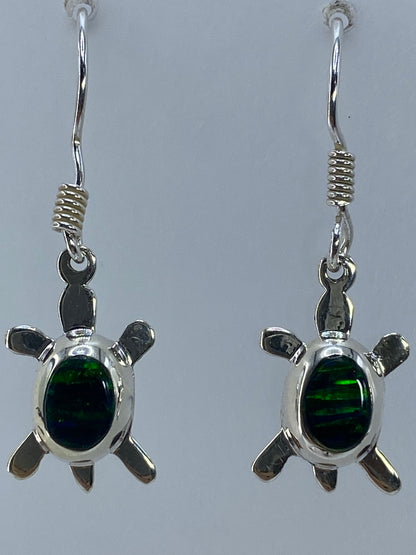 Detalle del engaste de ópalo de fuego en aretes de plata Taxco con Quinto
