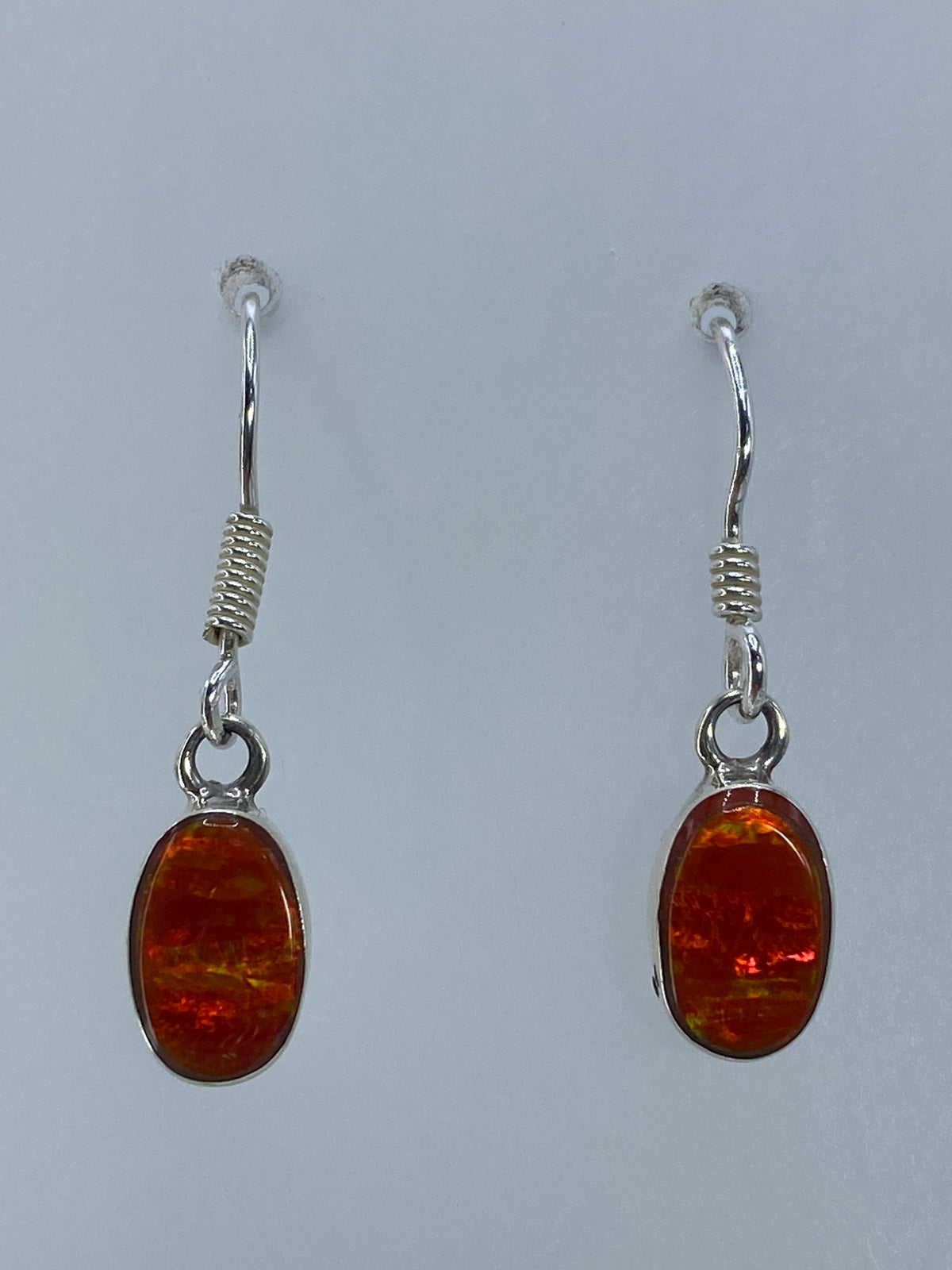Par de aretes de plata 950 con ópalo de fuego naranja engastado, vista frontal