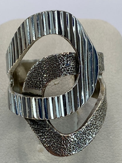 Anillo en la mano mostrando el volumen 3D y cómo captura la luz