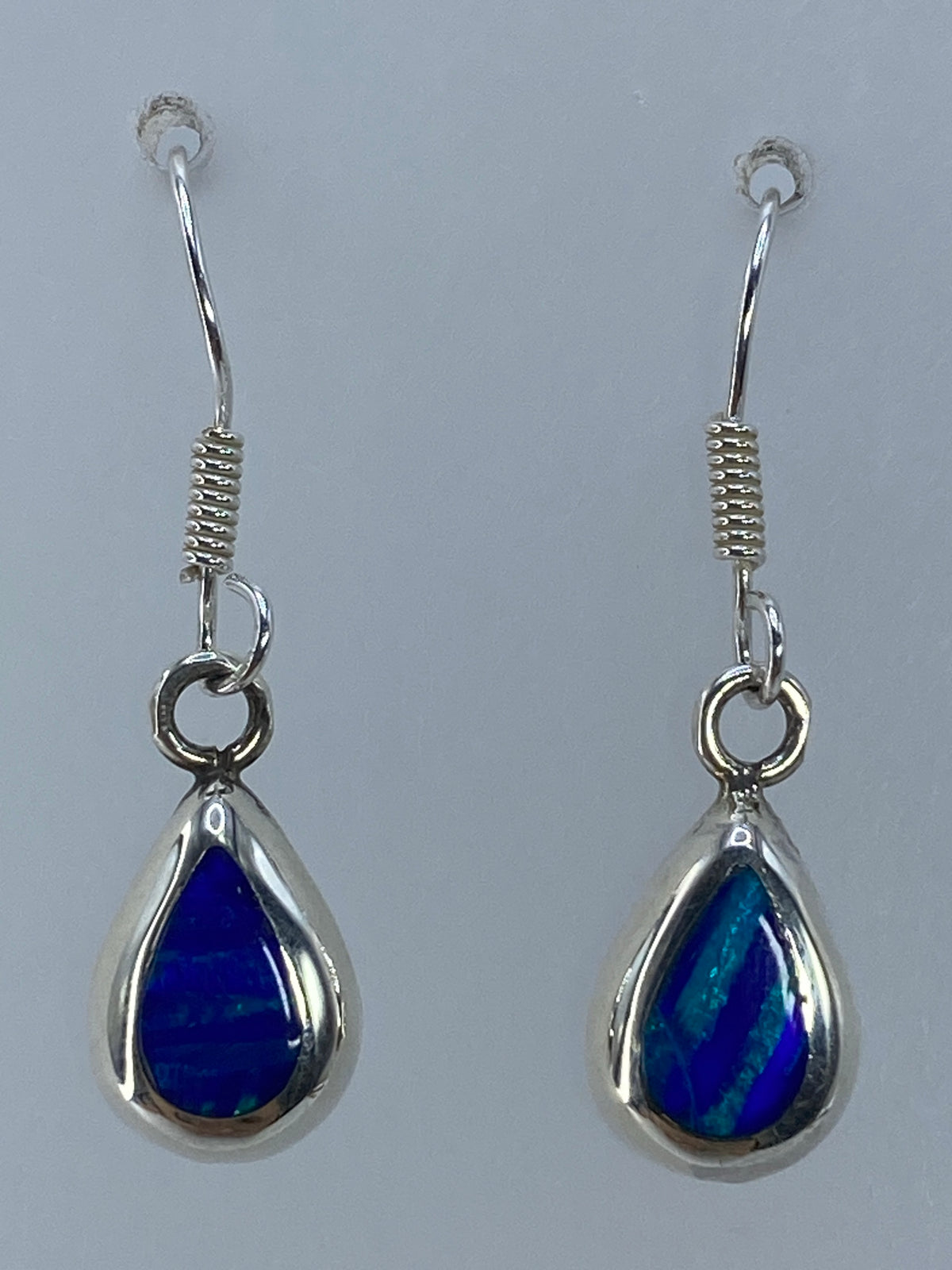 Aretes de plata 925 con ópalo de fuego verde olivo, engastados en cápsula pulida
