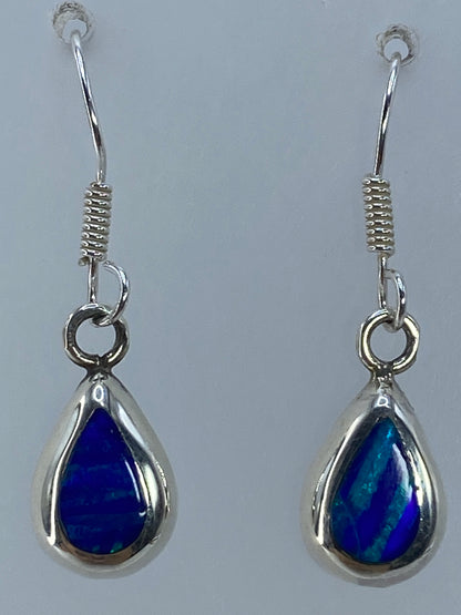 Aretes de frente mostrando la profundidad del color verde olivo del ópalo