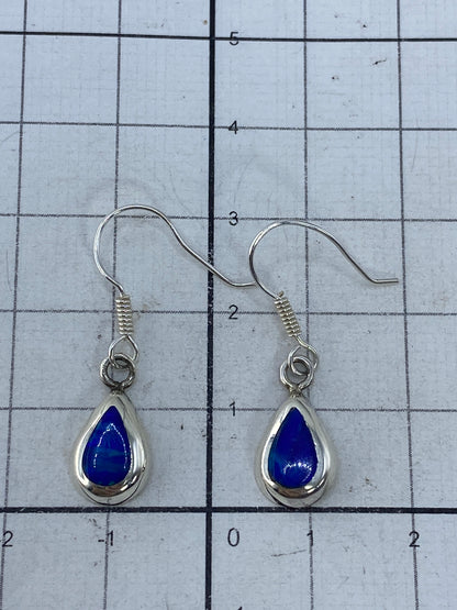 Escala de medida: aretes de 3 cm de largo, ligeros y proporcionados