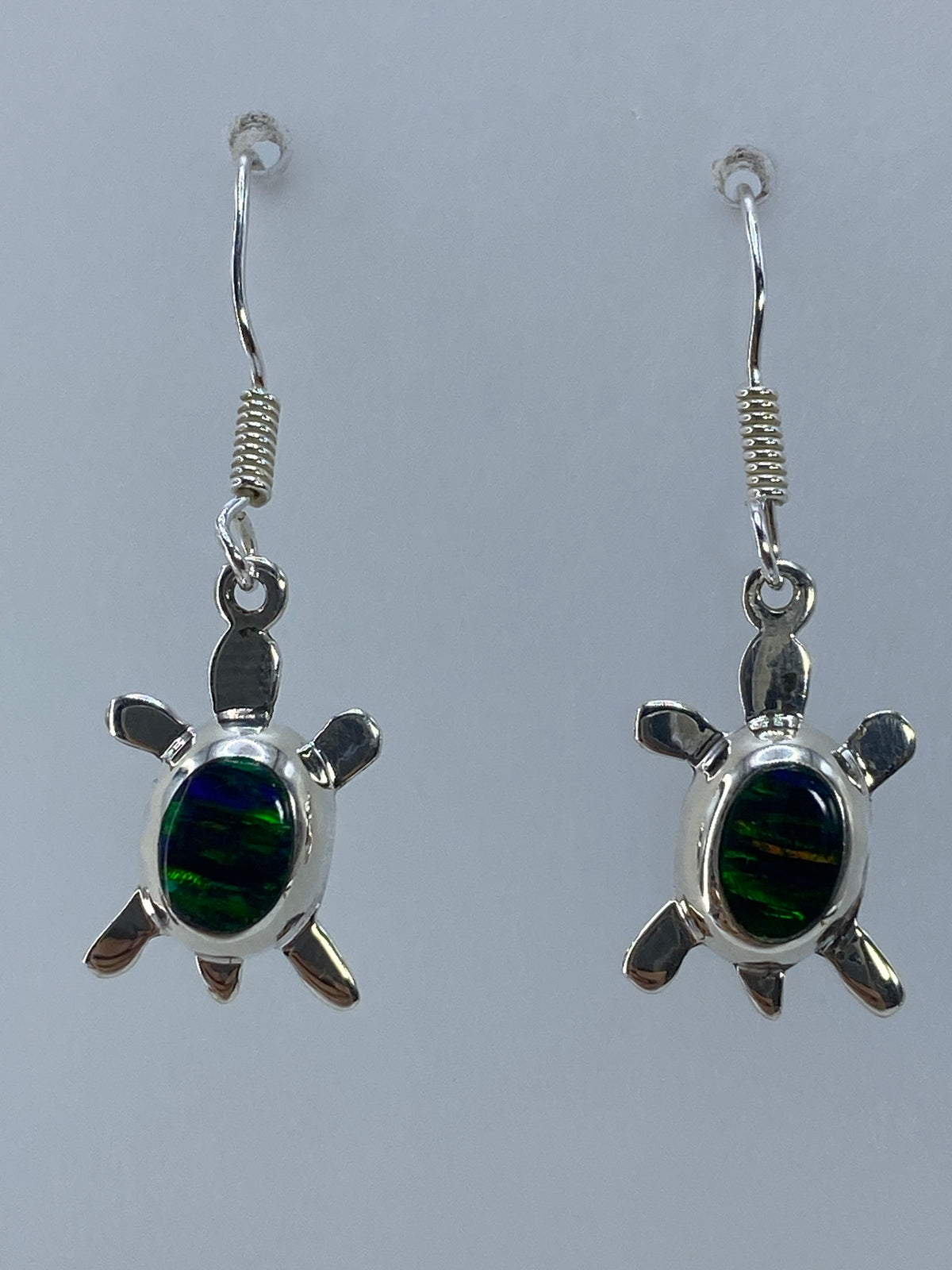Par de aretes de plata 925 en forma de tortuga con ópalo de fuego verde