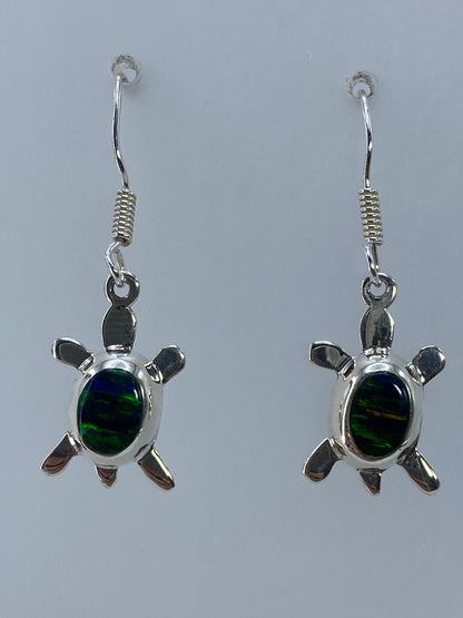 Par de aretes de plata 925 en forma de tortuga con ópalo de fuego verde