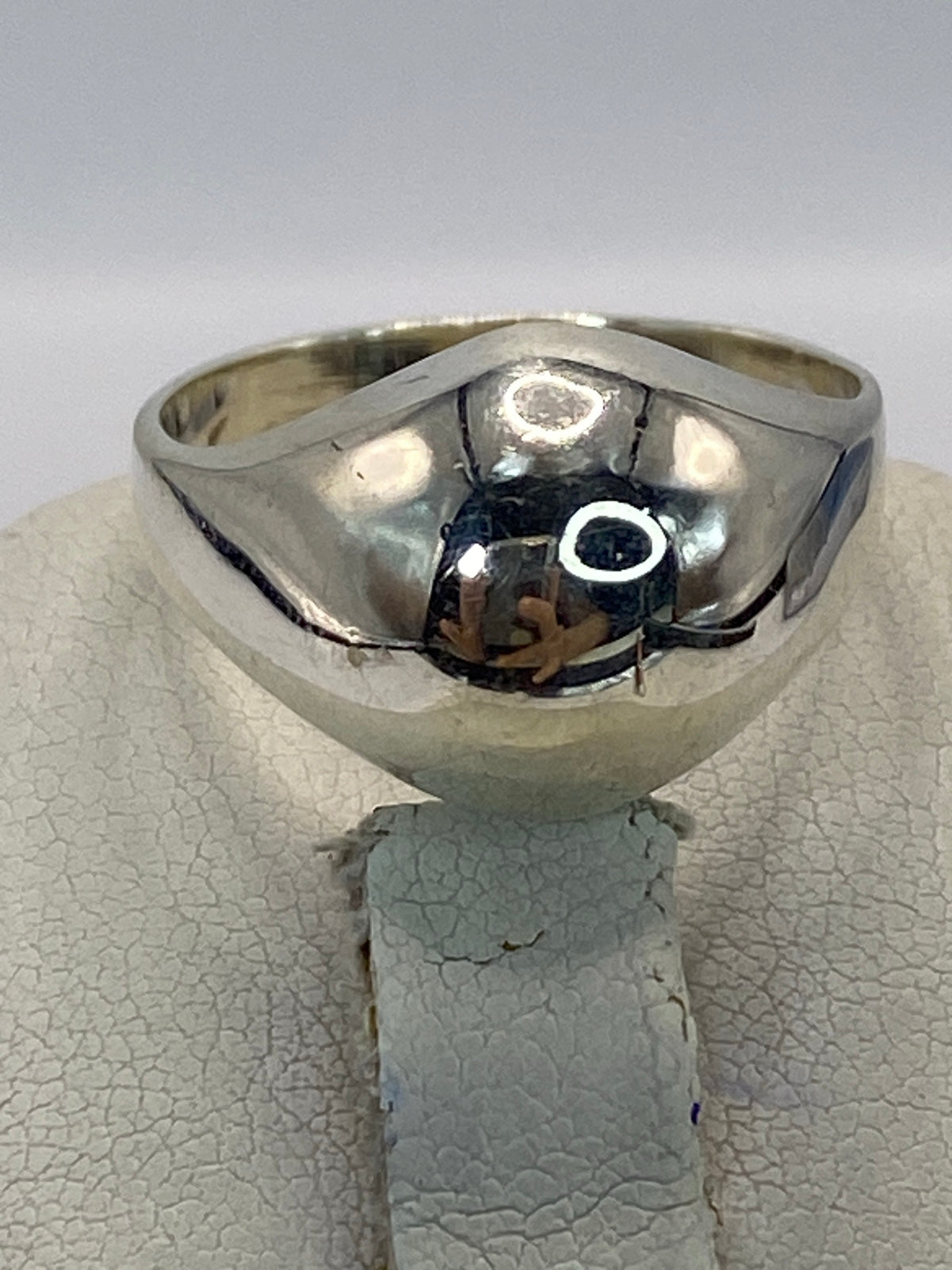 Anillo de plata cartoneado en talla 9, diseño minimalista, en mano