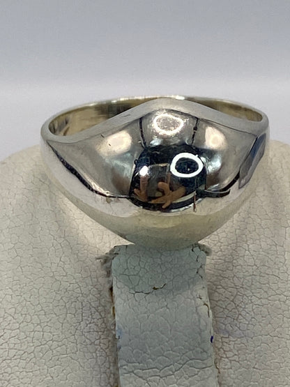 Anillo de plata cartoneado en talla 9, diseño minimalista, en mano