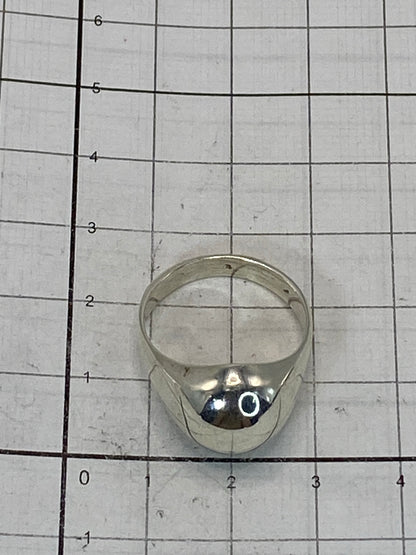 Anillo sobre escala mostrando peso de 10.2 gramos con Quinto 925 grabado