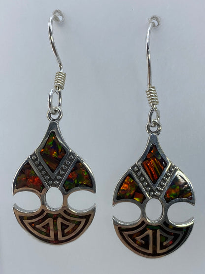 Par de aretes de plata 950 con ópalo de fuego multicolor mostrando reflejos rojos y verdes