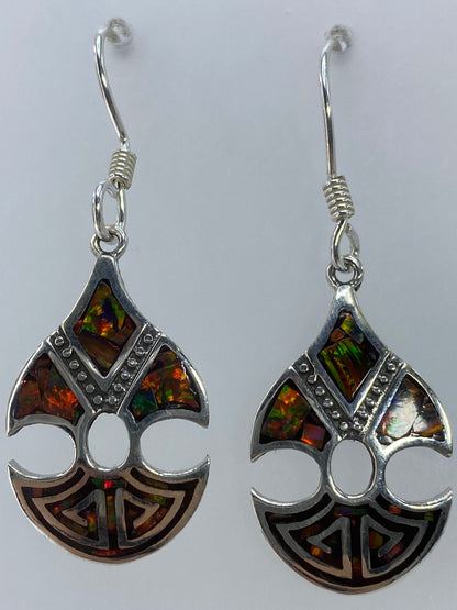 Aretes colgando con ópalo de fuego exhibiendo fuego naranja y reflejos azules