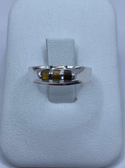 Anillo de plata con piedra ojo de gato café, vista frontal sobre fondo blanco