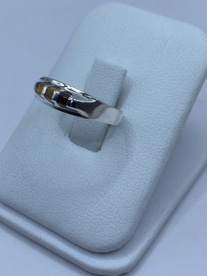 Anillo de plata engastado a mano, perfil lateral mostrando la piedra café