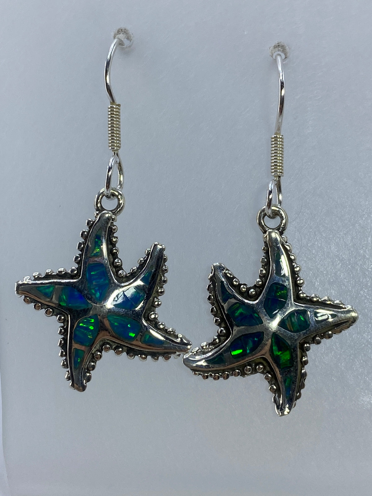 Detalle del ópalo de fuego con destellos verde limón en forma de estrella marina