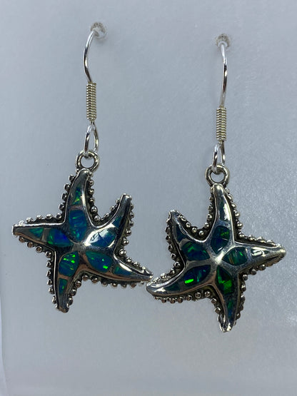 Detalle del ópalo de fuego con destellos verde limón en forma de estrella marina