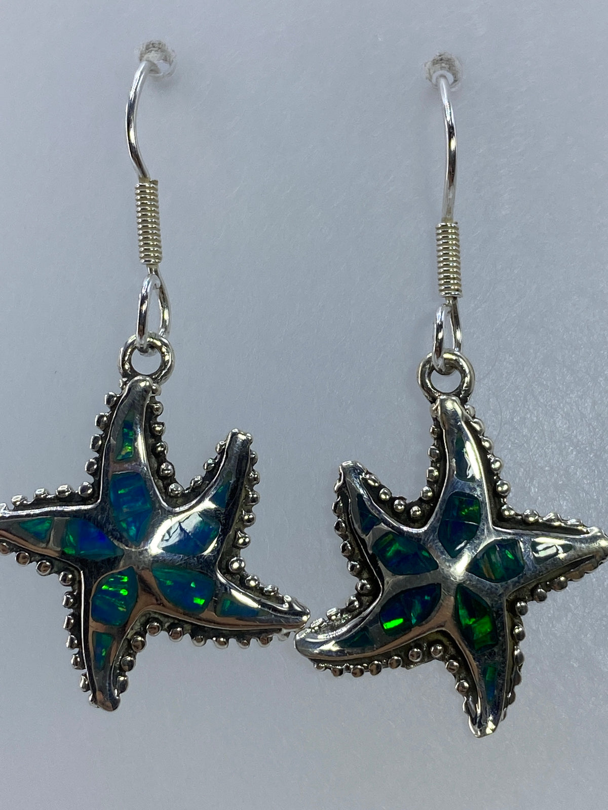 Aretes de Taxco sobre regla de medición mostrando 4 cm de largo y peso de 6.05 g