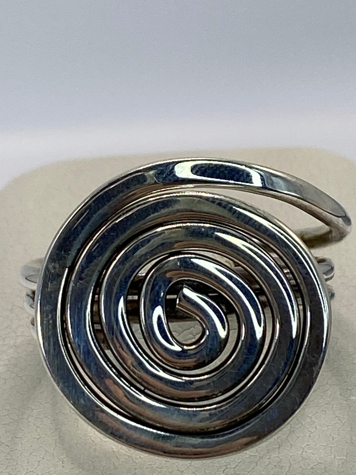 Anillo puesto en dedo, mostrando el peso y la presencia de la plata 950