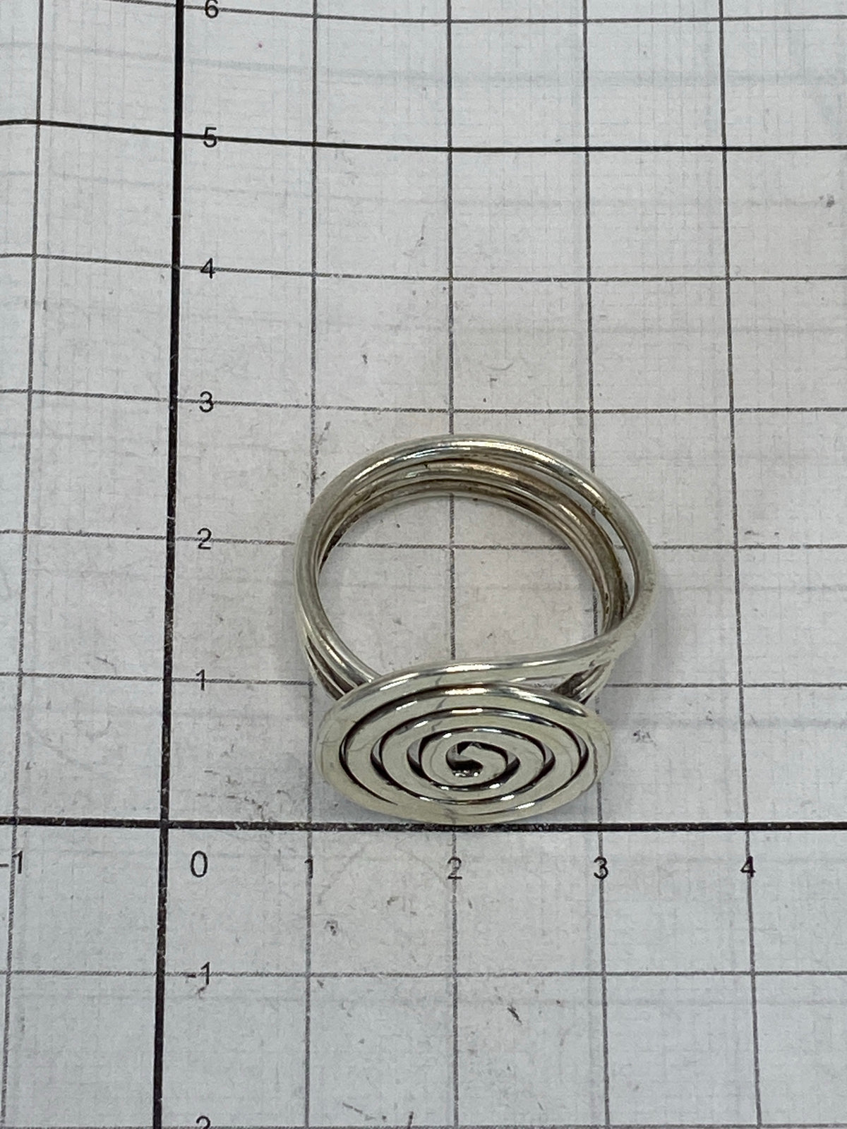 Anillo sobre fondo blanco con marca del Quinto 925 visible