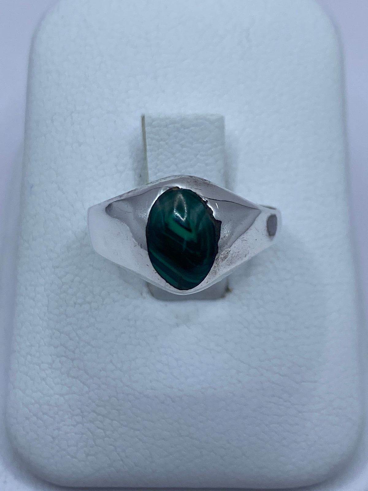 Anillo de plata con malaquita verde pulida, vista superior mostrando la piedra