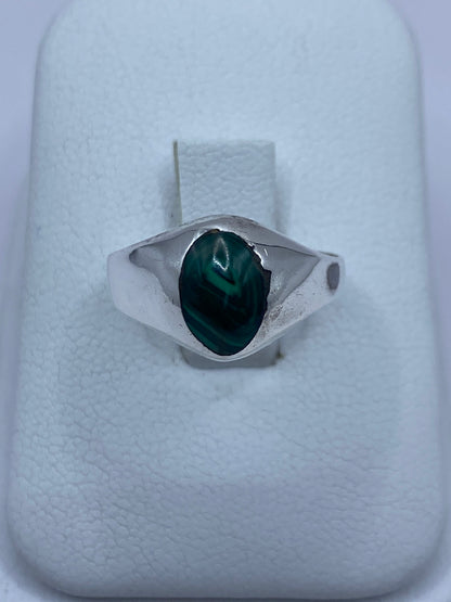 Anillo de plata con malaquita verde pulida, vista superior mostrando la piedra