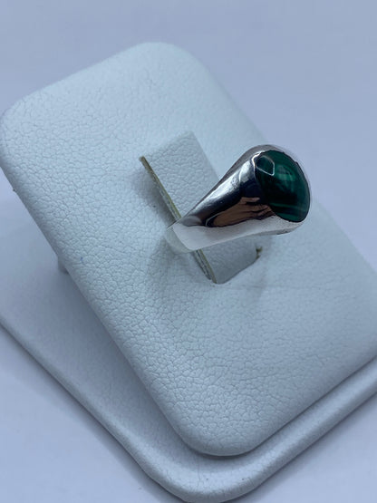 Anillo de plata 925 con malaquita en la mano, detalle del engaste