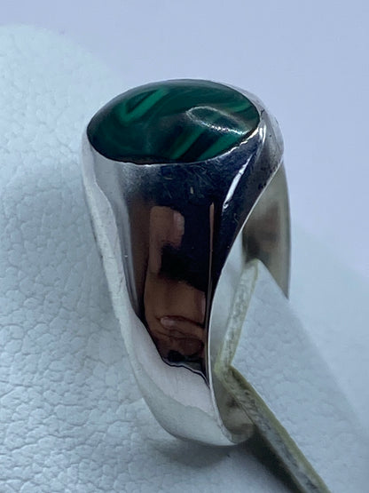Lateral del anillo de plata con malaquita, mostrando el Quinto 925