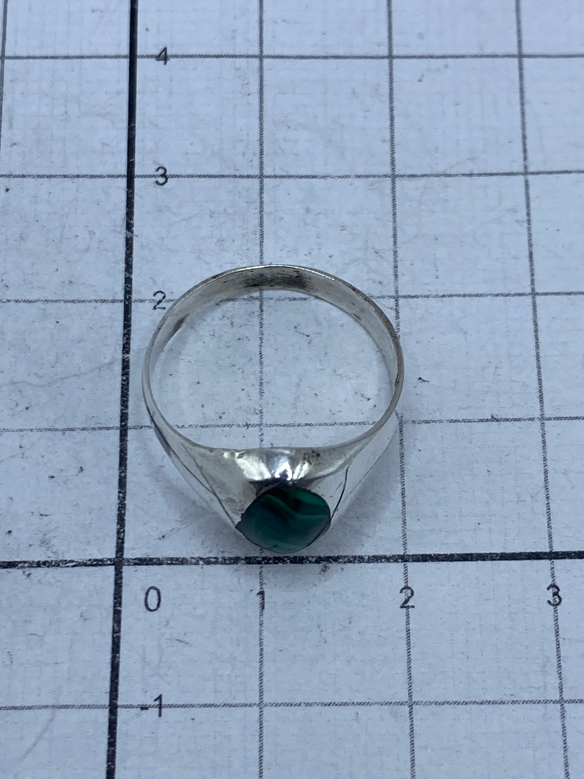 Anillo en talla 7 sobre fondo blanco, vista del acabado pulido de la plata