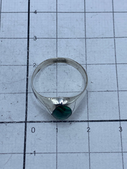 Anillo en talla 7 sobre fondo blanco, vista del acabado pulido de la plata